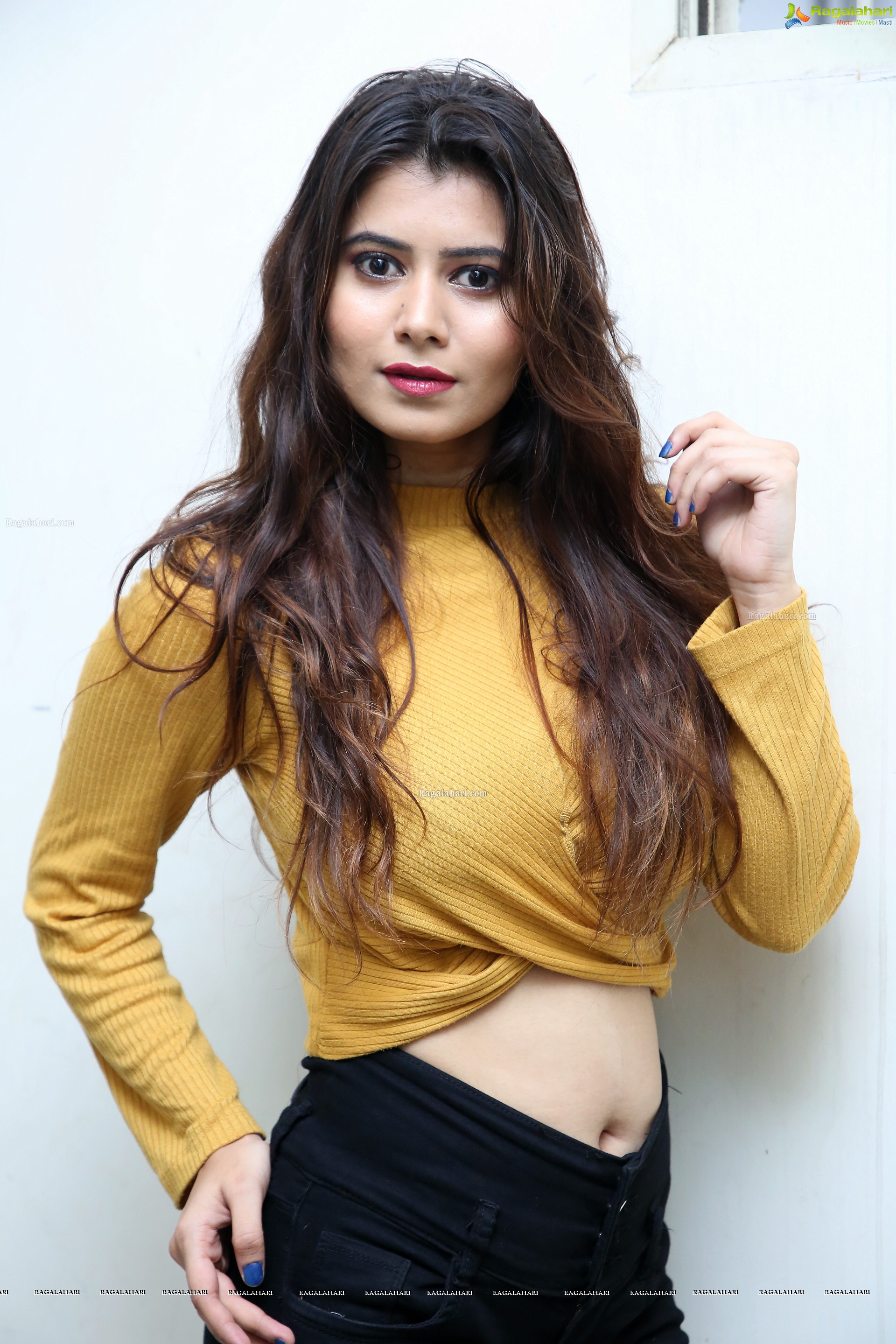 Shraddha Sharma Photoshoot HD Gallery, Images