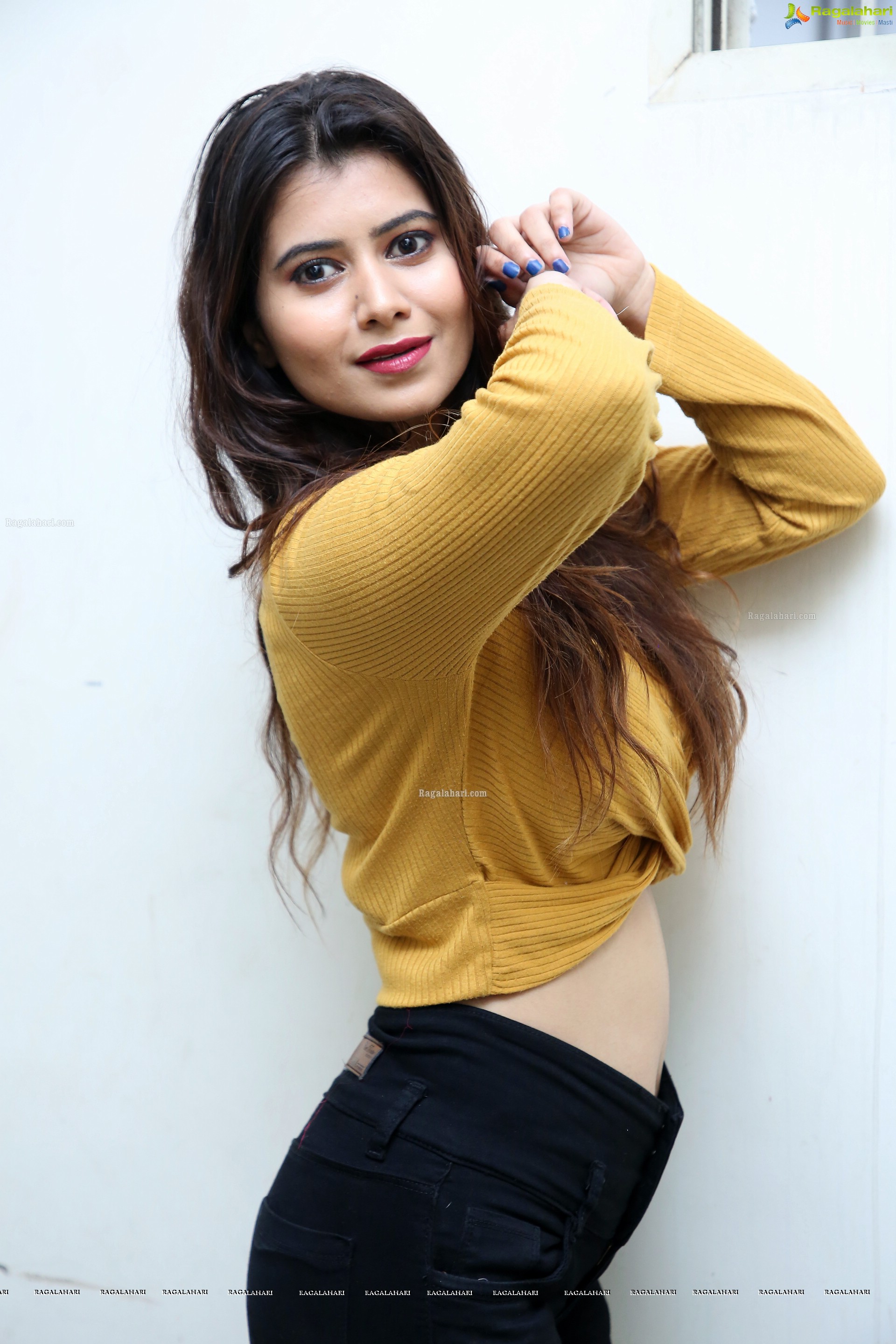 Shraddha Sharma Photoshoot HD Gallery, Images