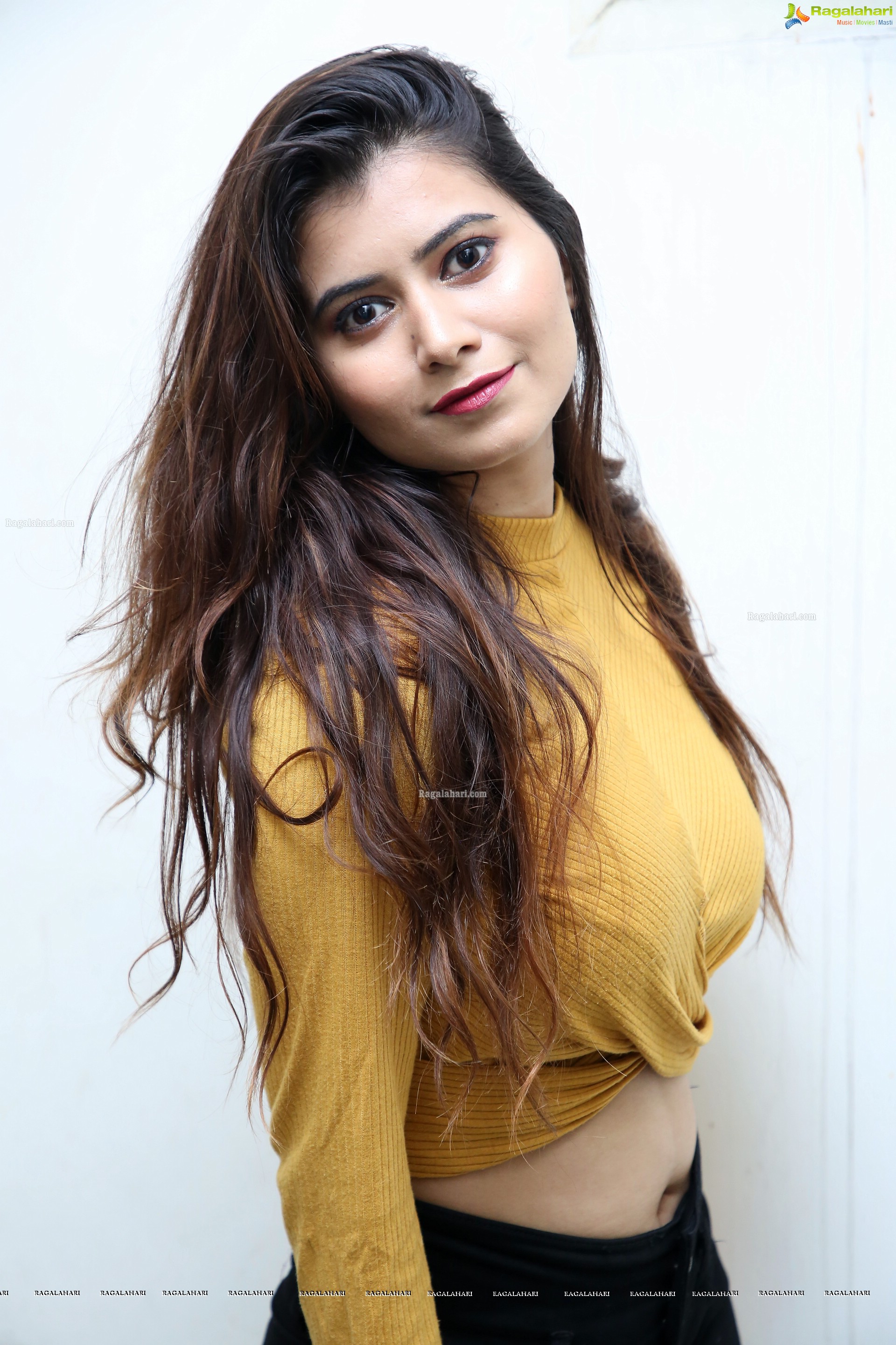 Shraddha Sharma Photoshoot HD Gallery, Images