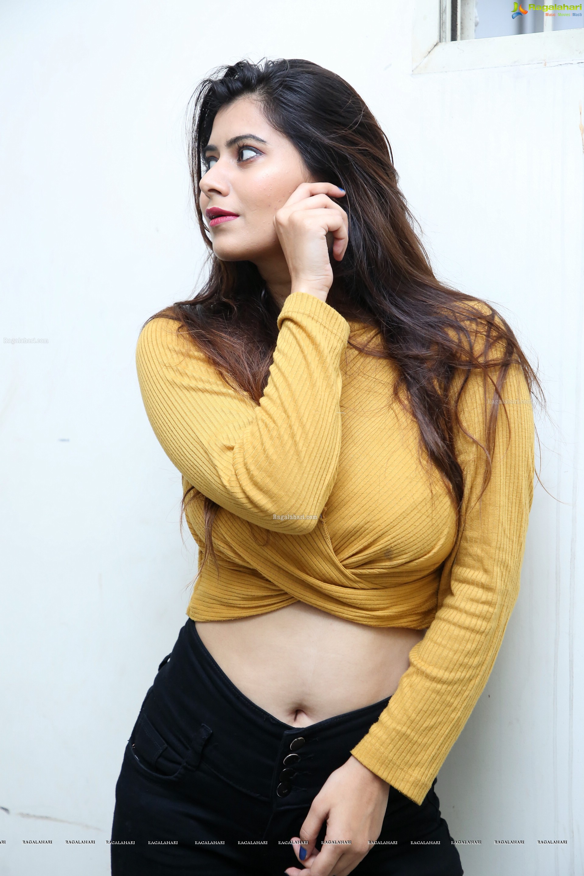 Shraddha Sharma Photoshoot HD Gallery, Images