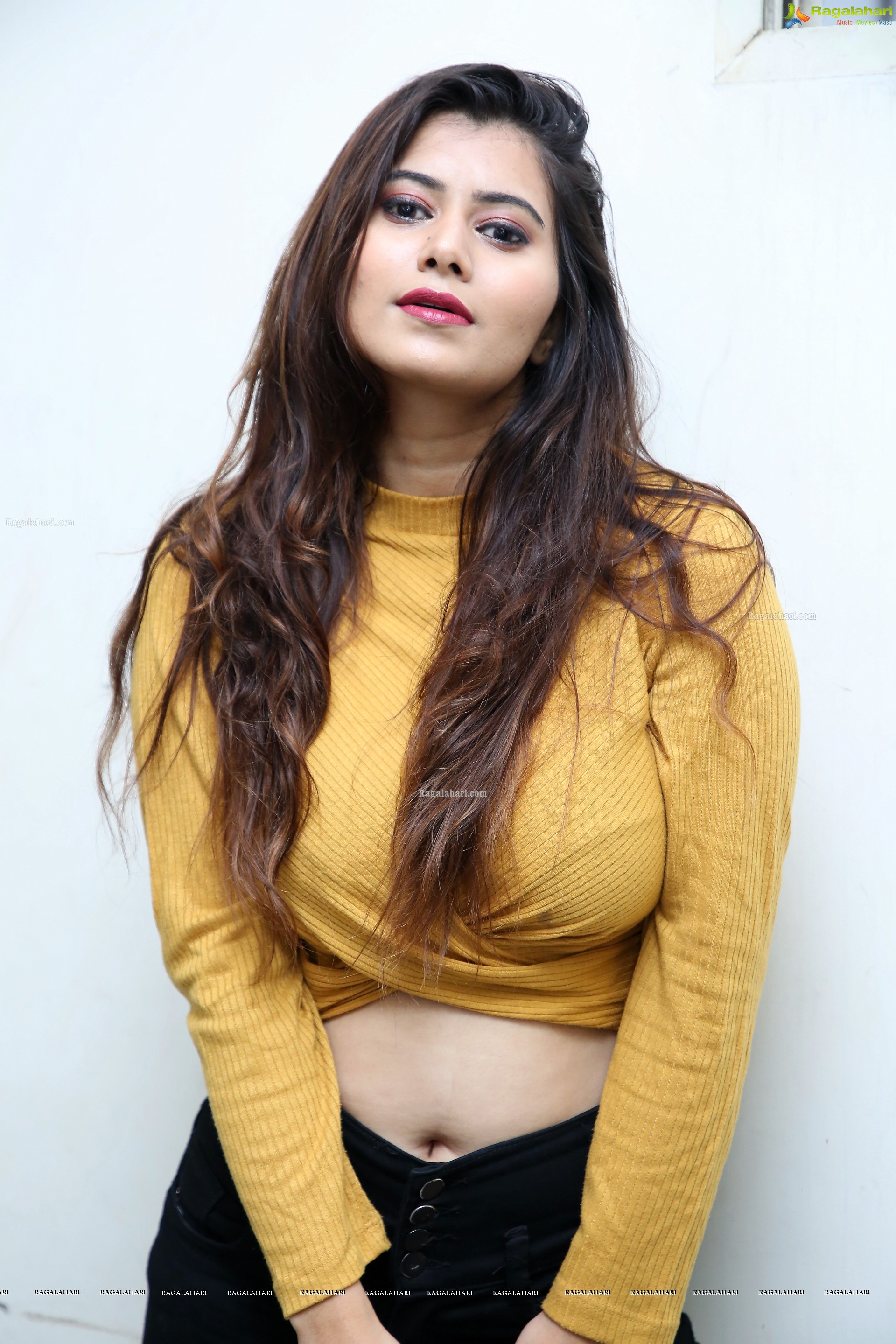 Shraddha Sharma Photoshoot HD Gallery, Images