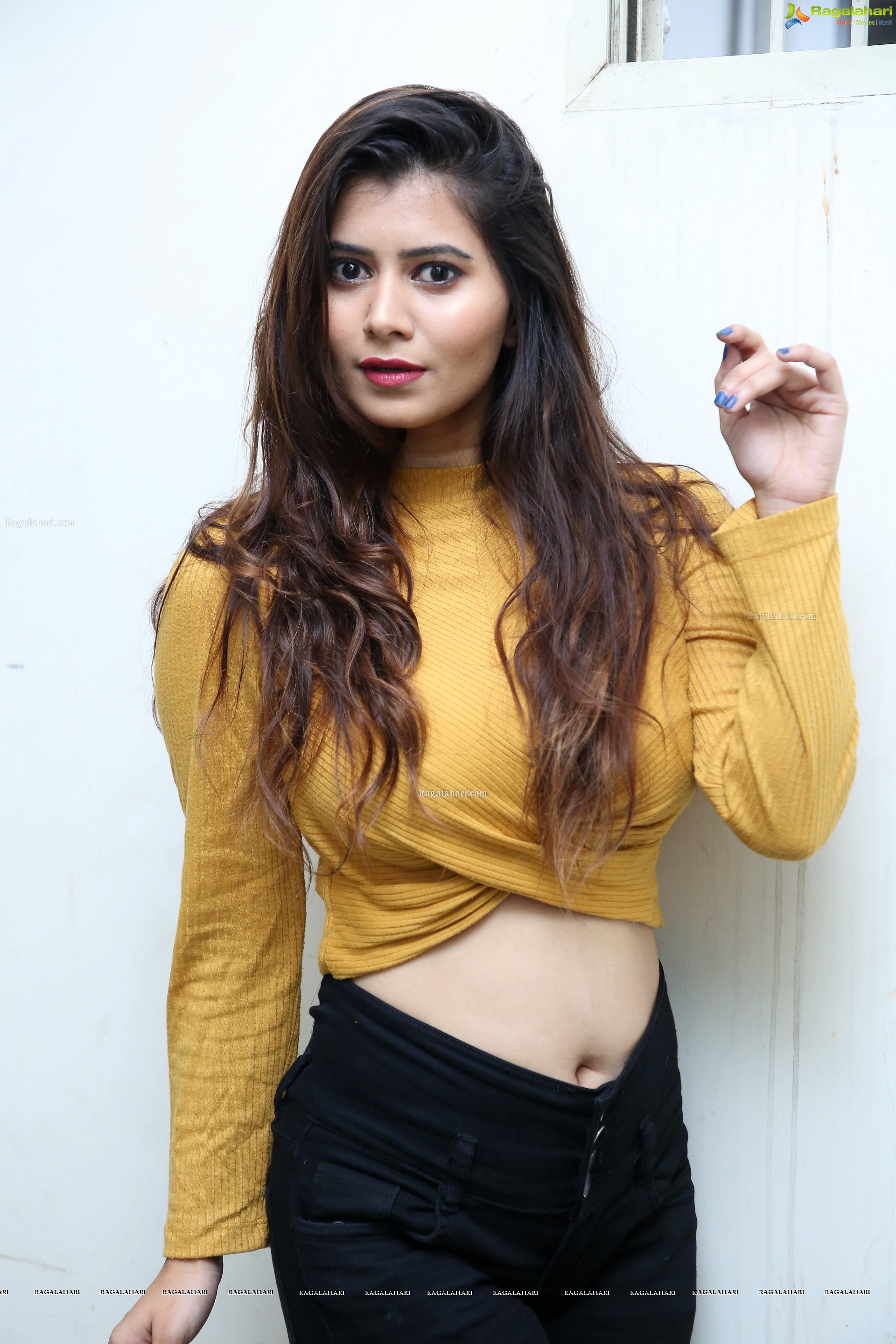 Shraddha Sharma Photoshoot HD Gallery, Images