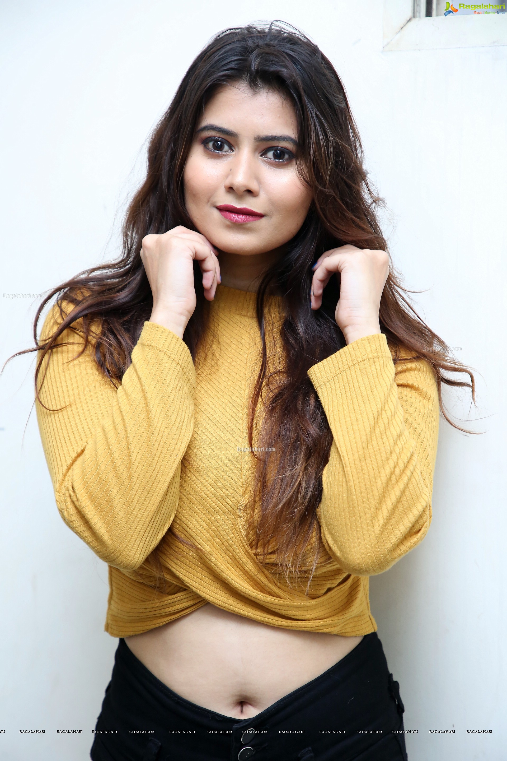 Shraddha Sharma Photoshoot HD Gallery, Images