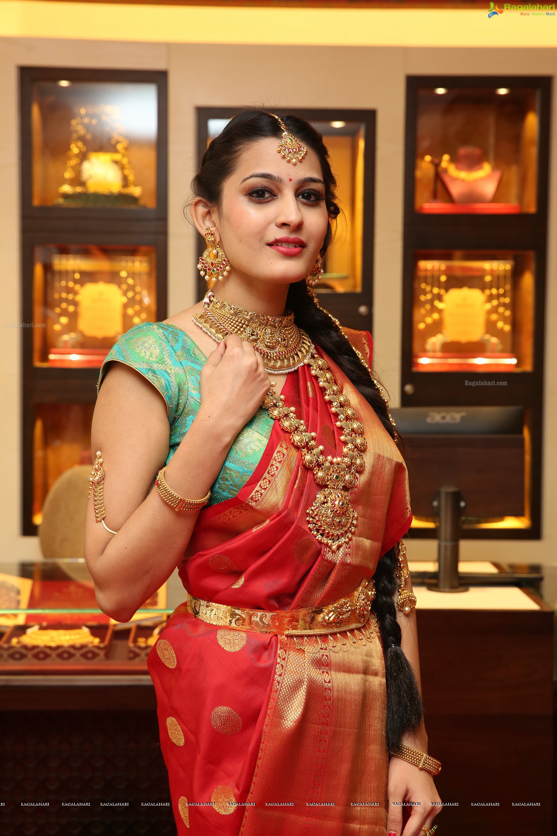 Swetha Jadhav @ Tanishq Jewellery Store Launch and Fashion Show - HD Gallery