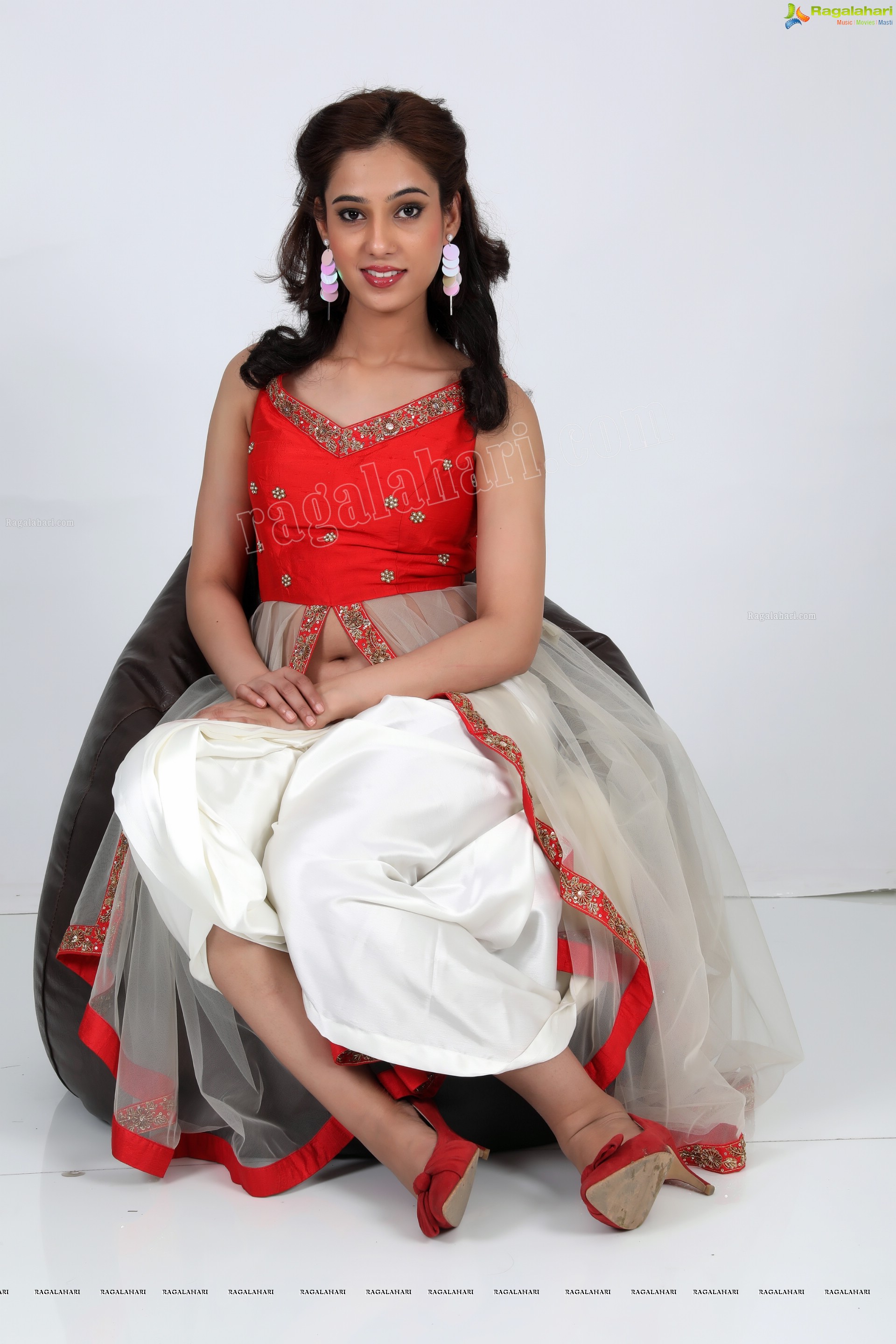 Pooja Desai (Exclusive Photo Shoot) (High Definition Photos)