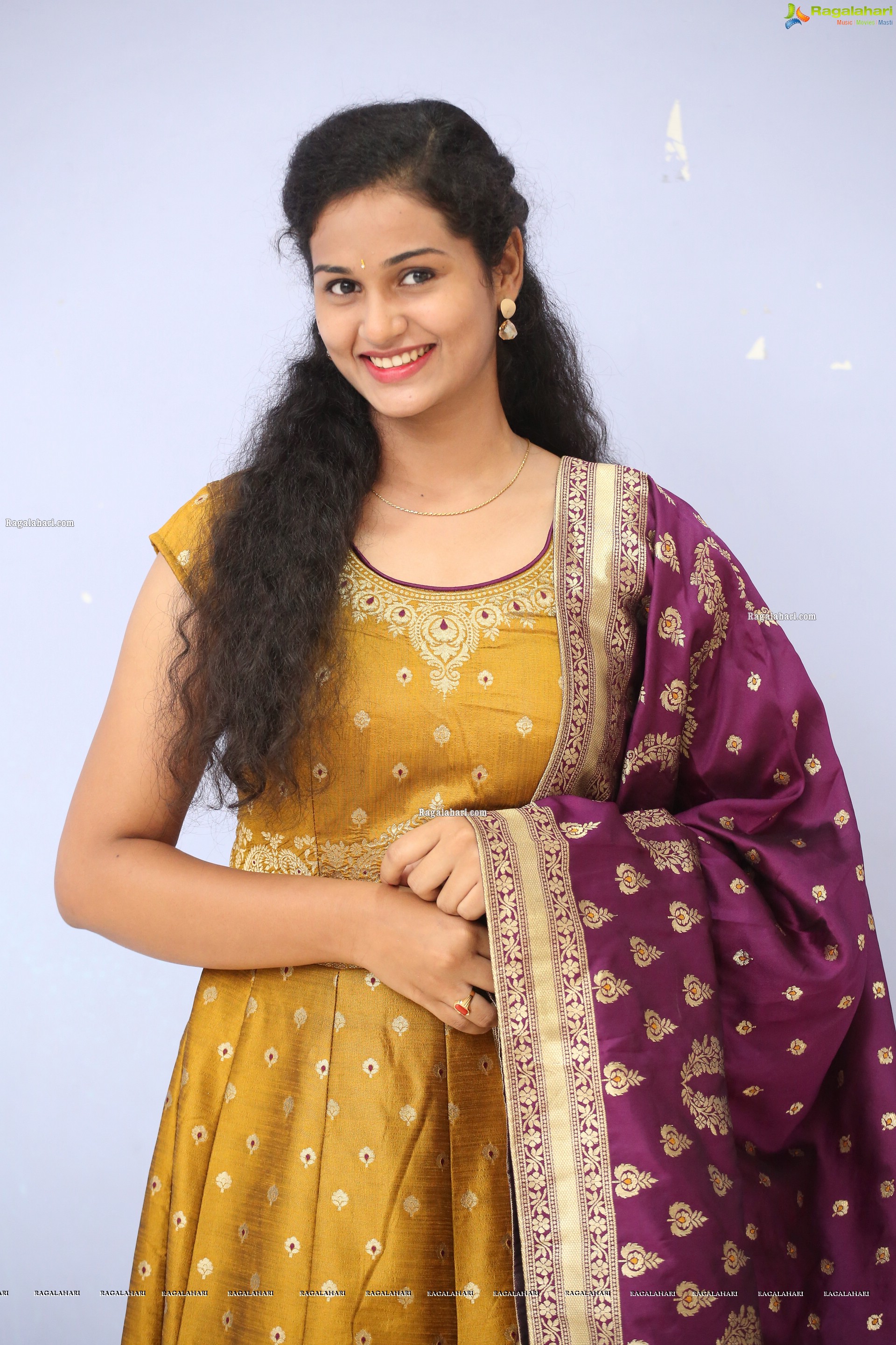 Geethika at Batch Movie Trailer Launch, HD Photo Gallery