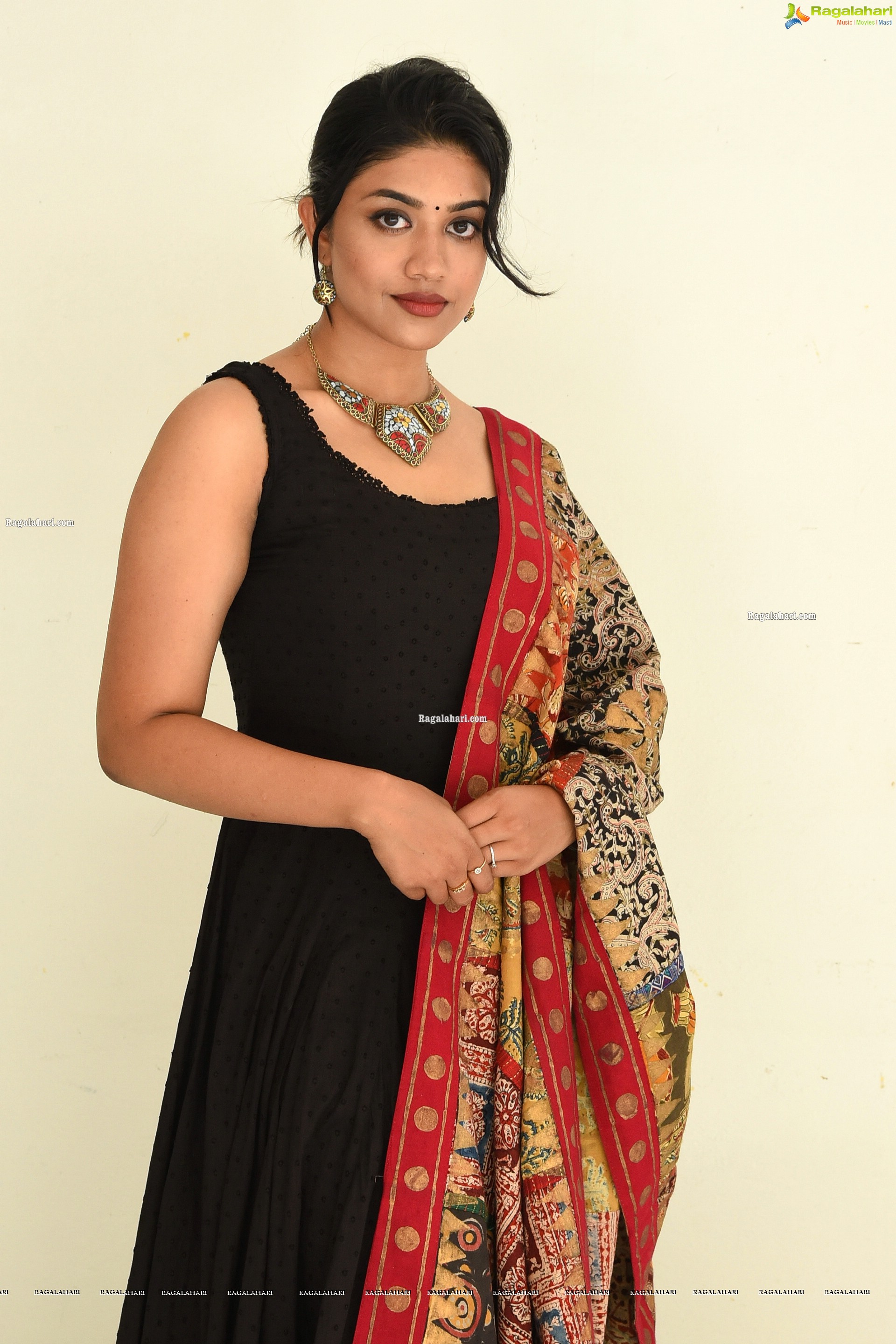 Malavika Satheesan at Bommala Koluvu, HD Photo Gallery