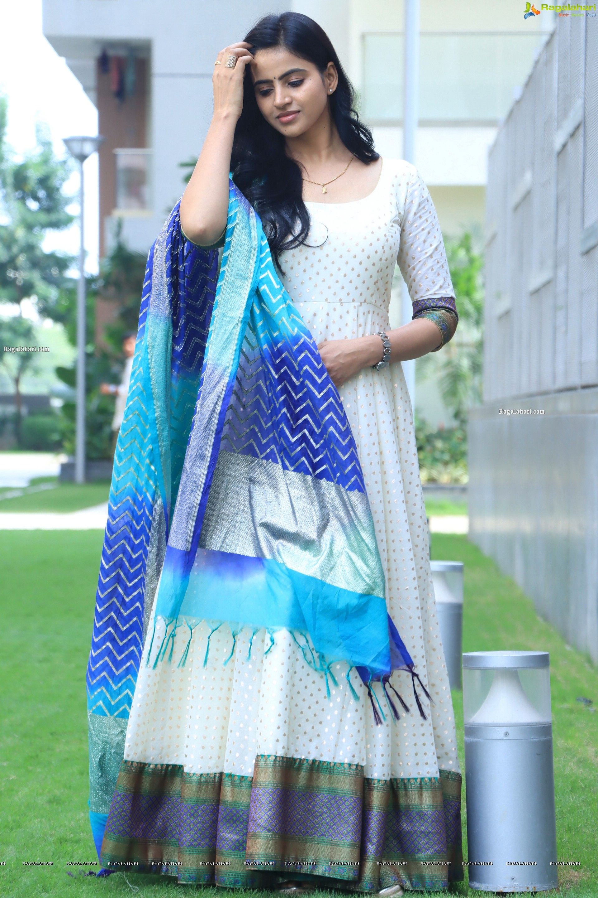 Naveena Reddy Latest Stills, HD Photo Gallery