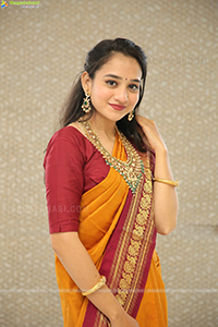 Bhuvaneshwari Poses With Jewellery