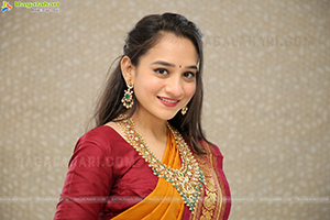 Bhuvaneshwari Poses With Jewellery