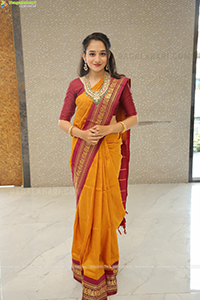 Bhuvaneshwari Poses With Jewellery