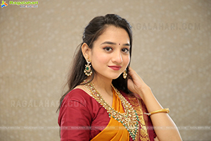 Bhuvaneshwari Poses With Jewellery