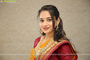 Bhuvaneshwari Poses With Jewellery