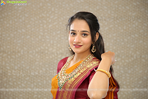 Bhuvaneshwari Poses With Jewellery