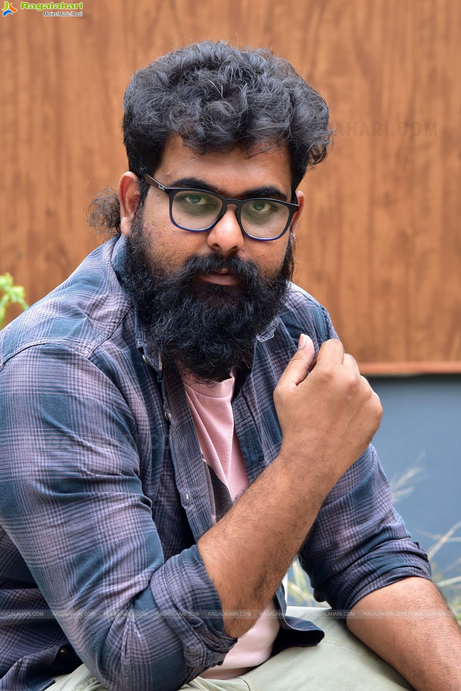 Cinematographer Raj K Nalli Stills at Nenu Meeku Baga Kavalsinavadini Movie Interview