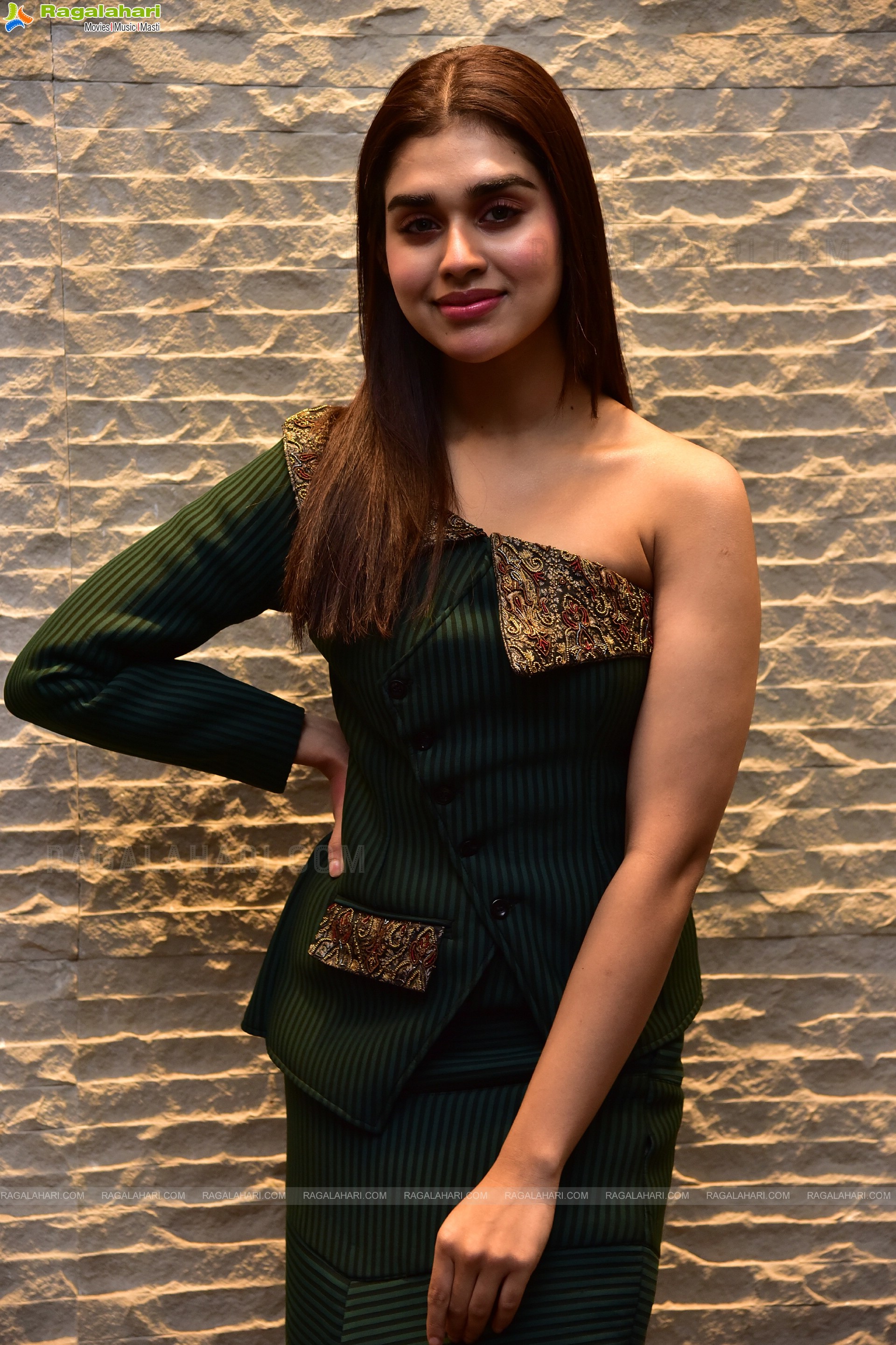 Meenakshi Govindharajan at Cobra Press Meet, HD Photo Gallery