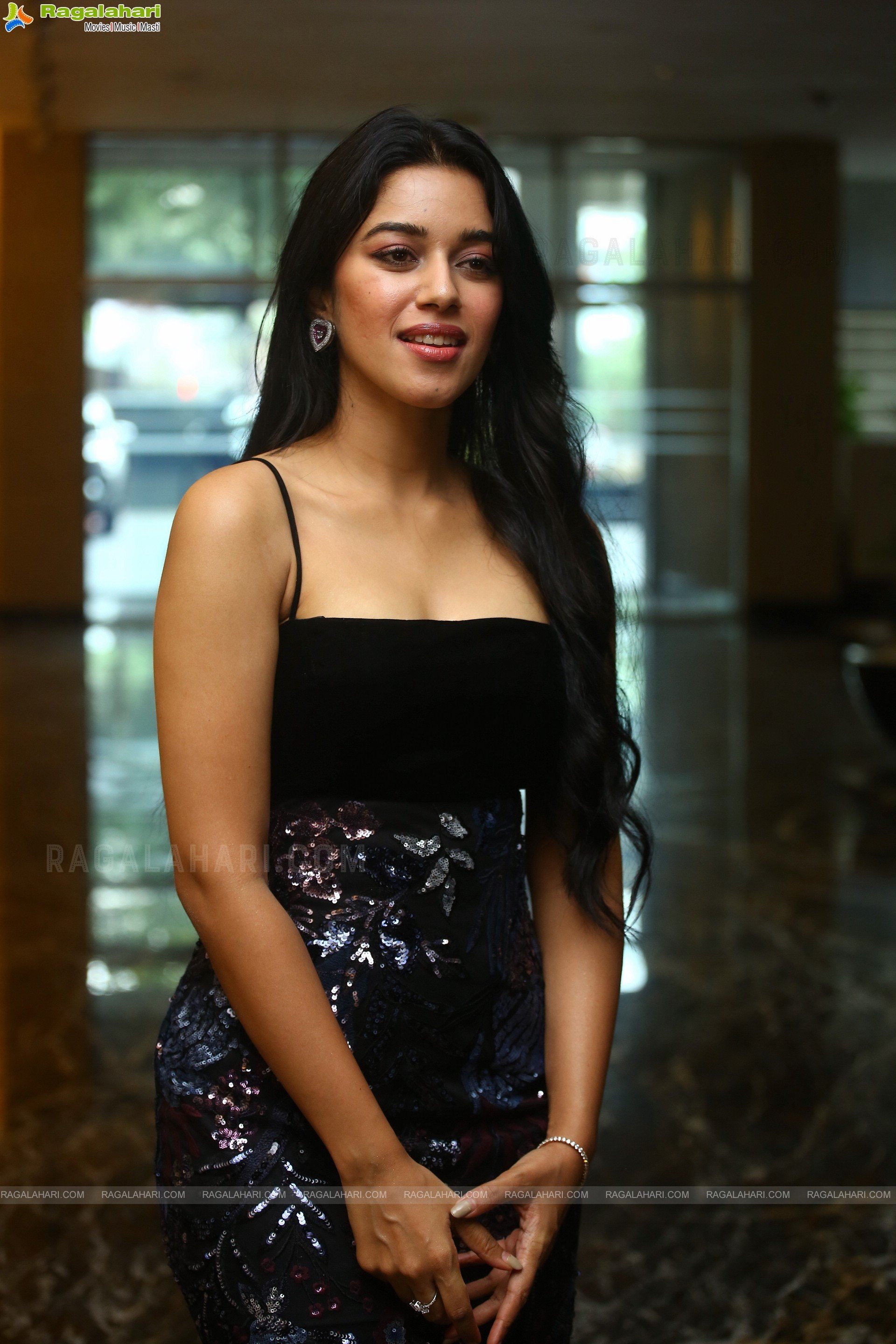 Mirnalini Ravi at Cobra Press Meet, HD Photo Gallery