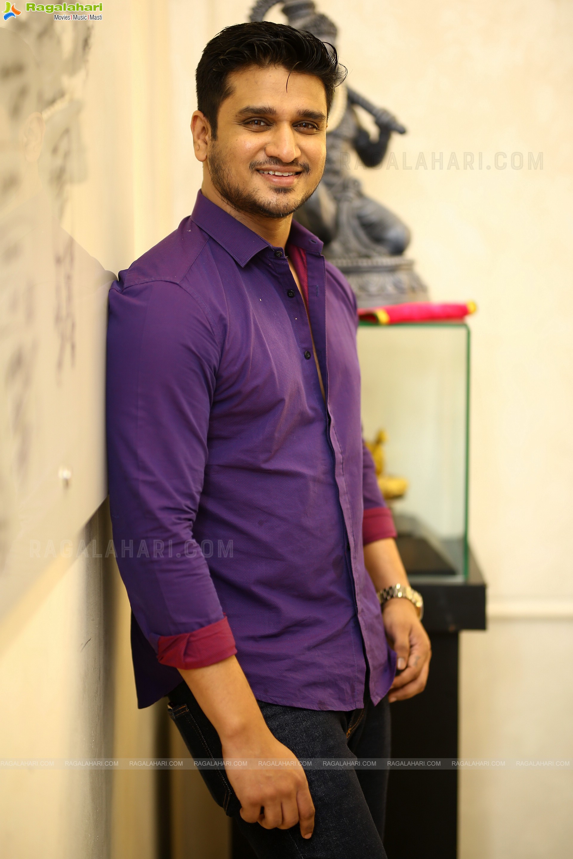 Nikhil Siddharth at Karthikeya 2 Movie Interview, HD Photo Gallery