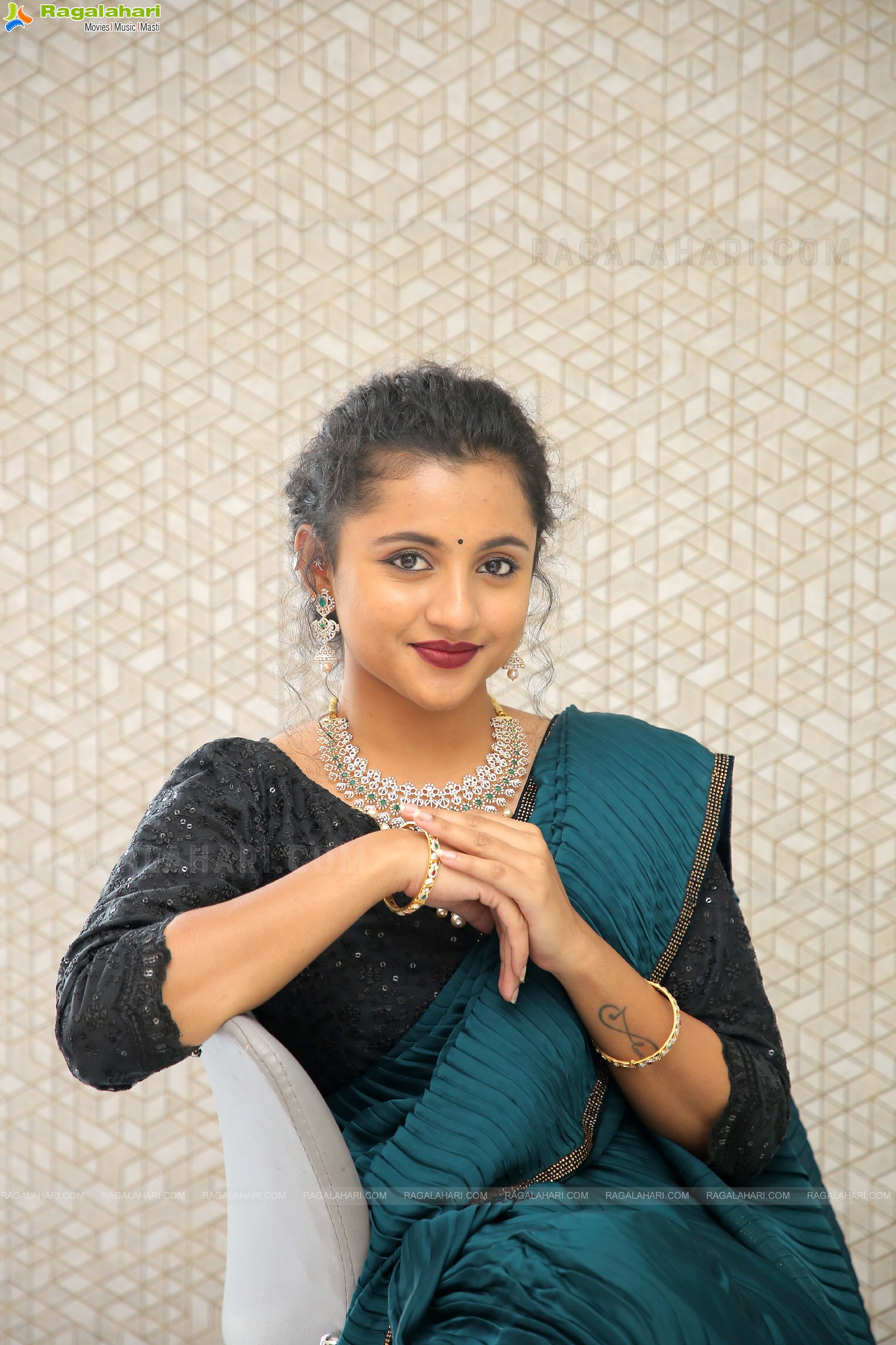 Snehal Kamat Poses With Jewellery, HD Photo Gallery