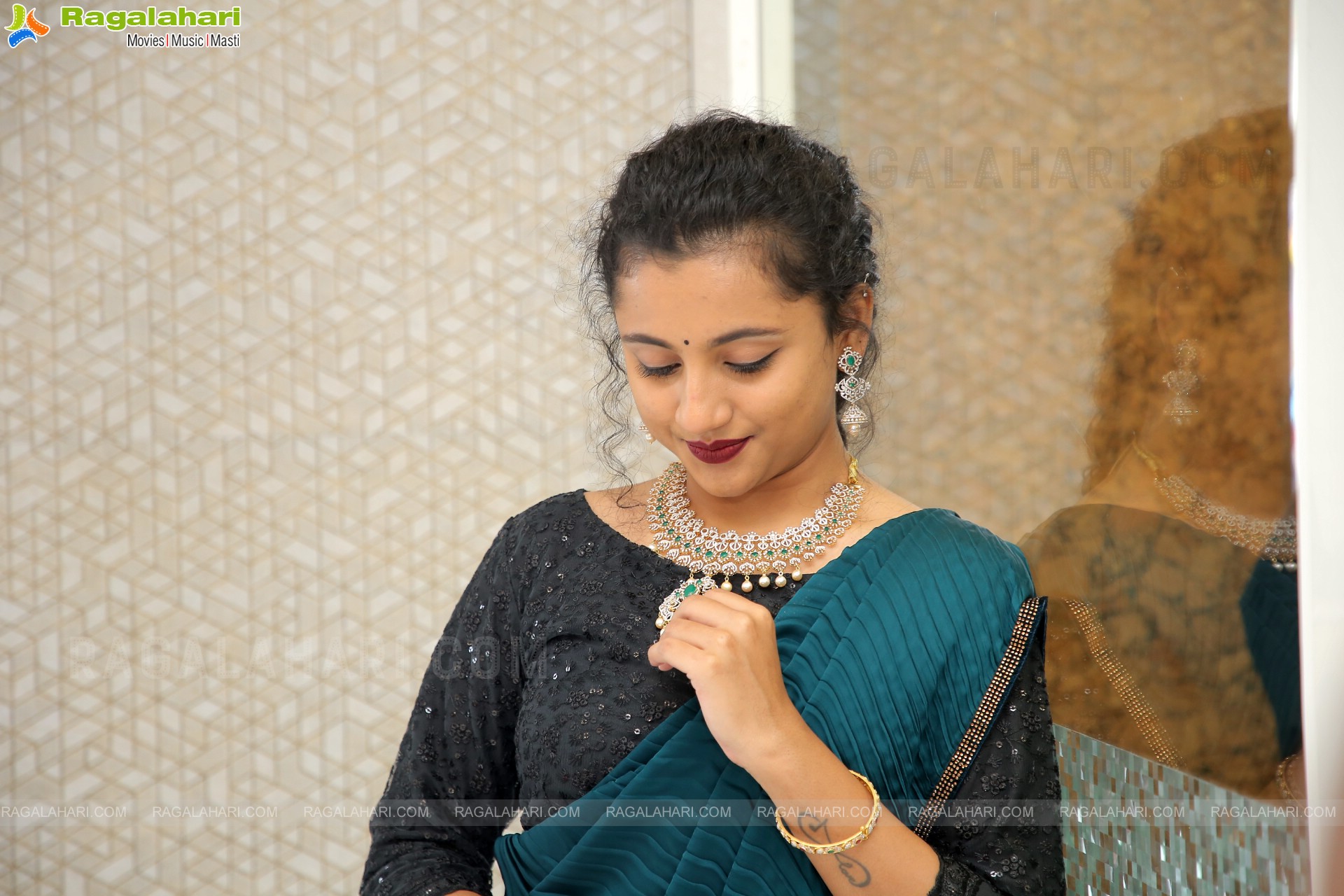 Snehal Kamat Poses With Jewellery, HD Photo Gallery