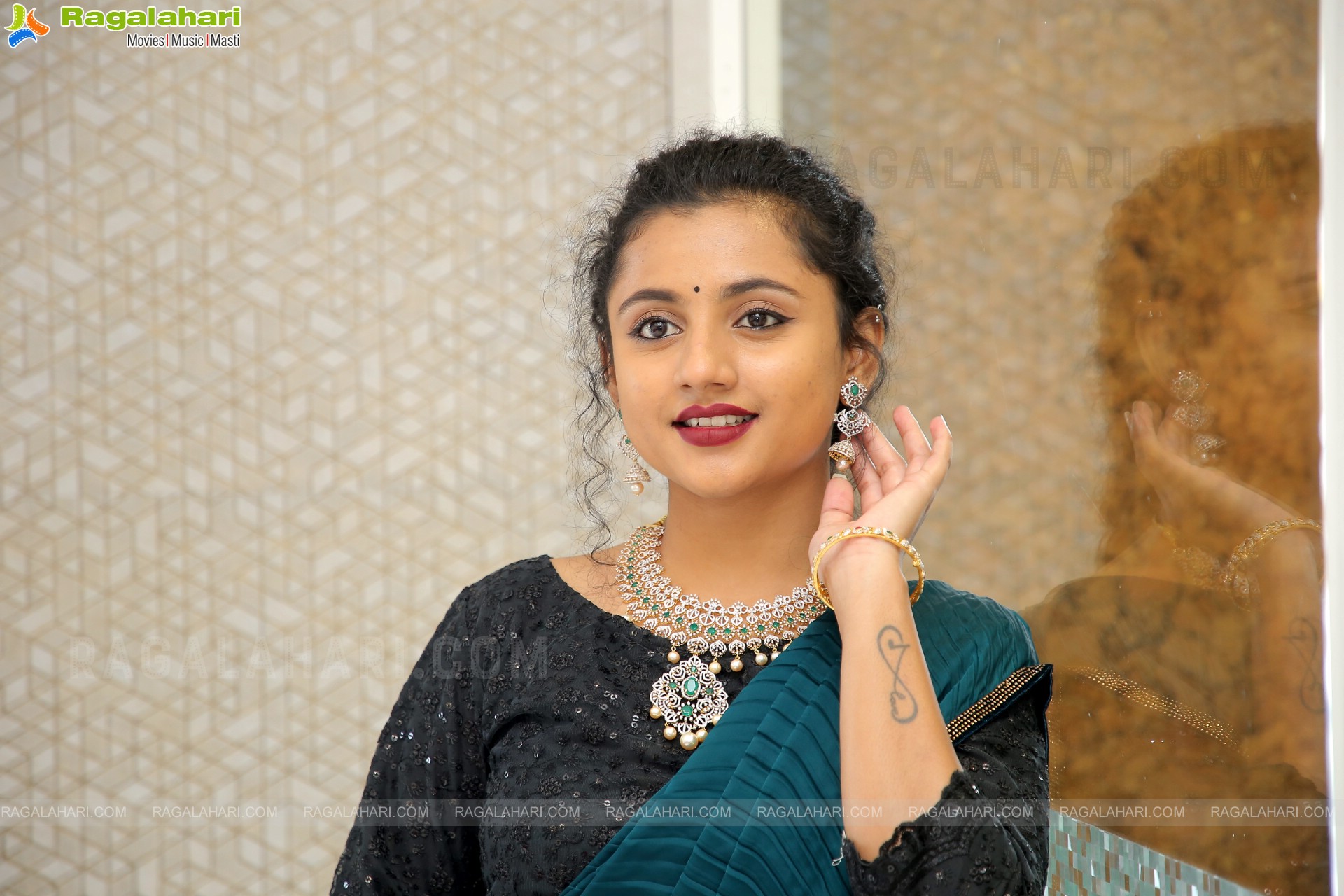 Snehal Kamat Poses With Jewellery, HD Photo Gallery