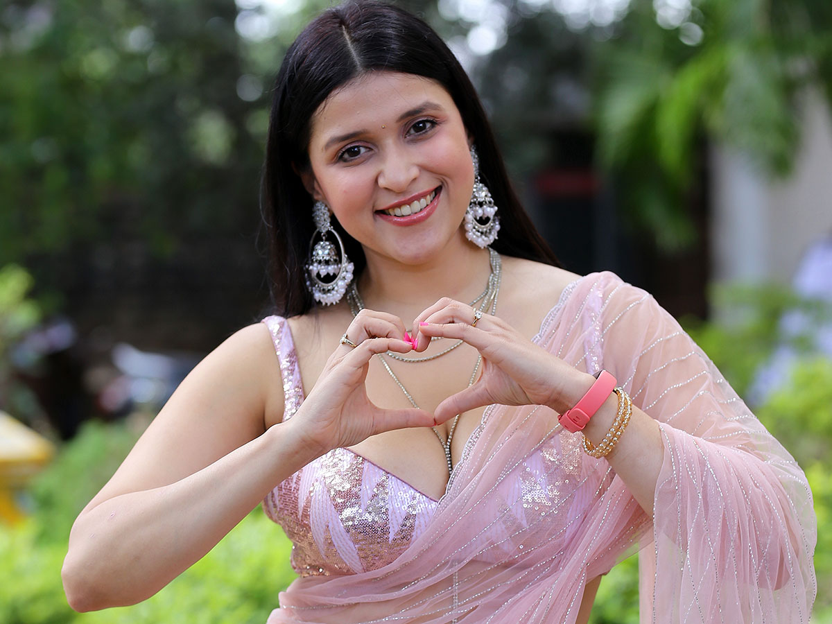 Director kisses Mannara Chopra in public without consent