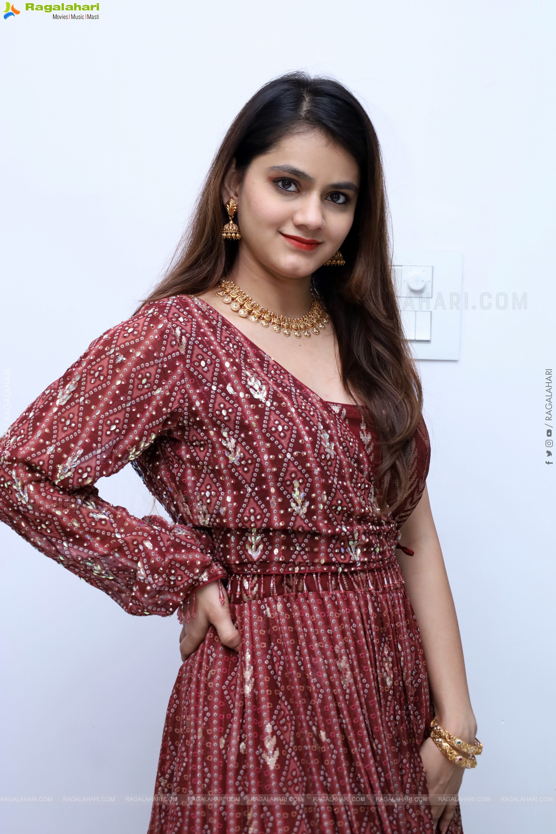 Pooja Latest Stills, HD Photo Gallery