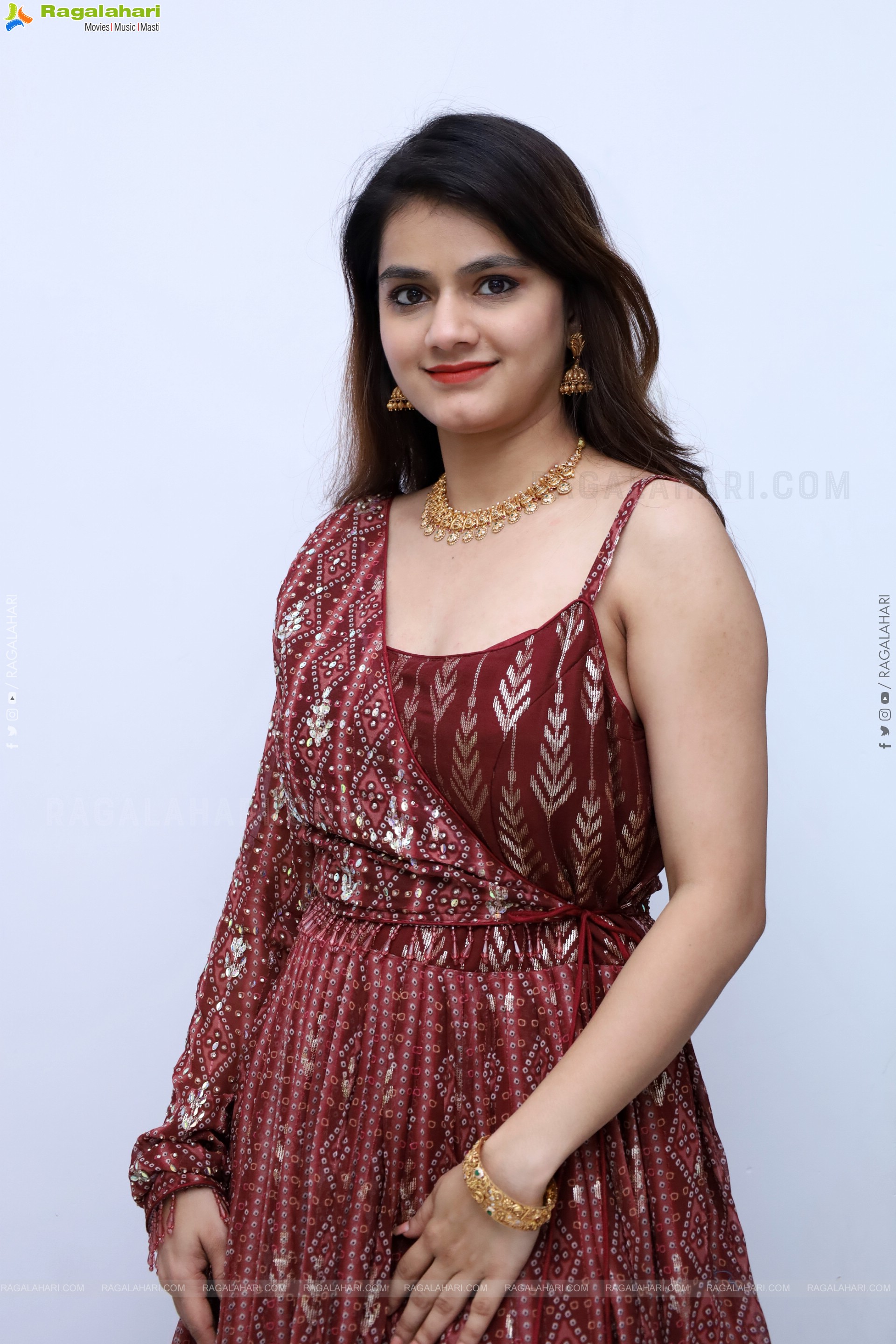 Pooja Latest Stills, HD Photo Gallery