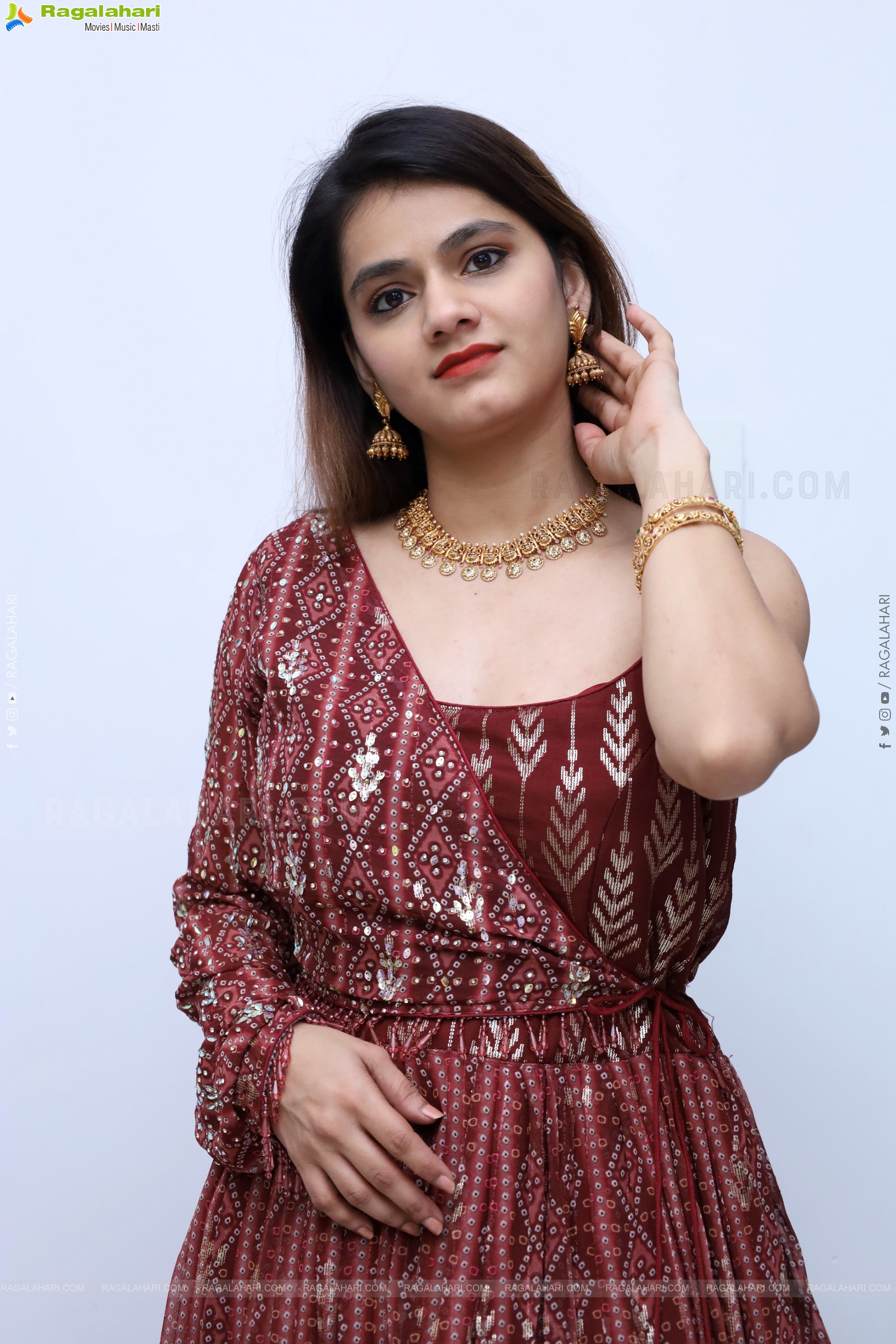 Pooja Latest Stills, HD Photo Gallery