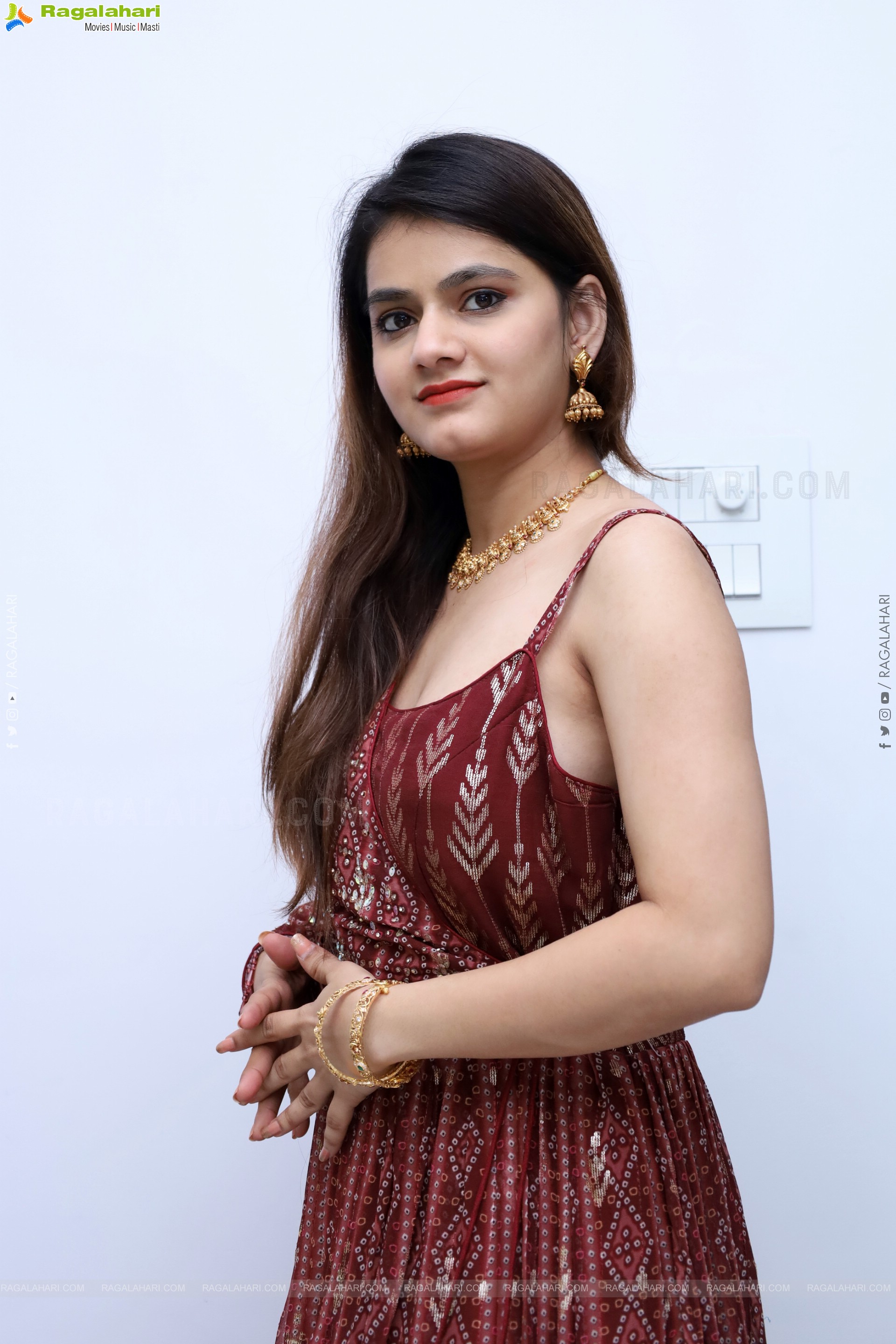 Pooja Latest Stills, HD Photo Gallery