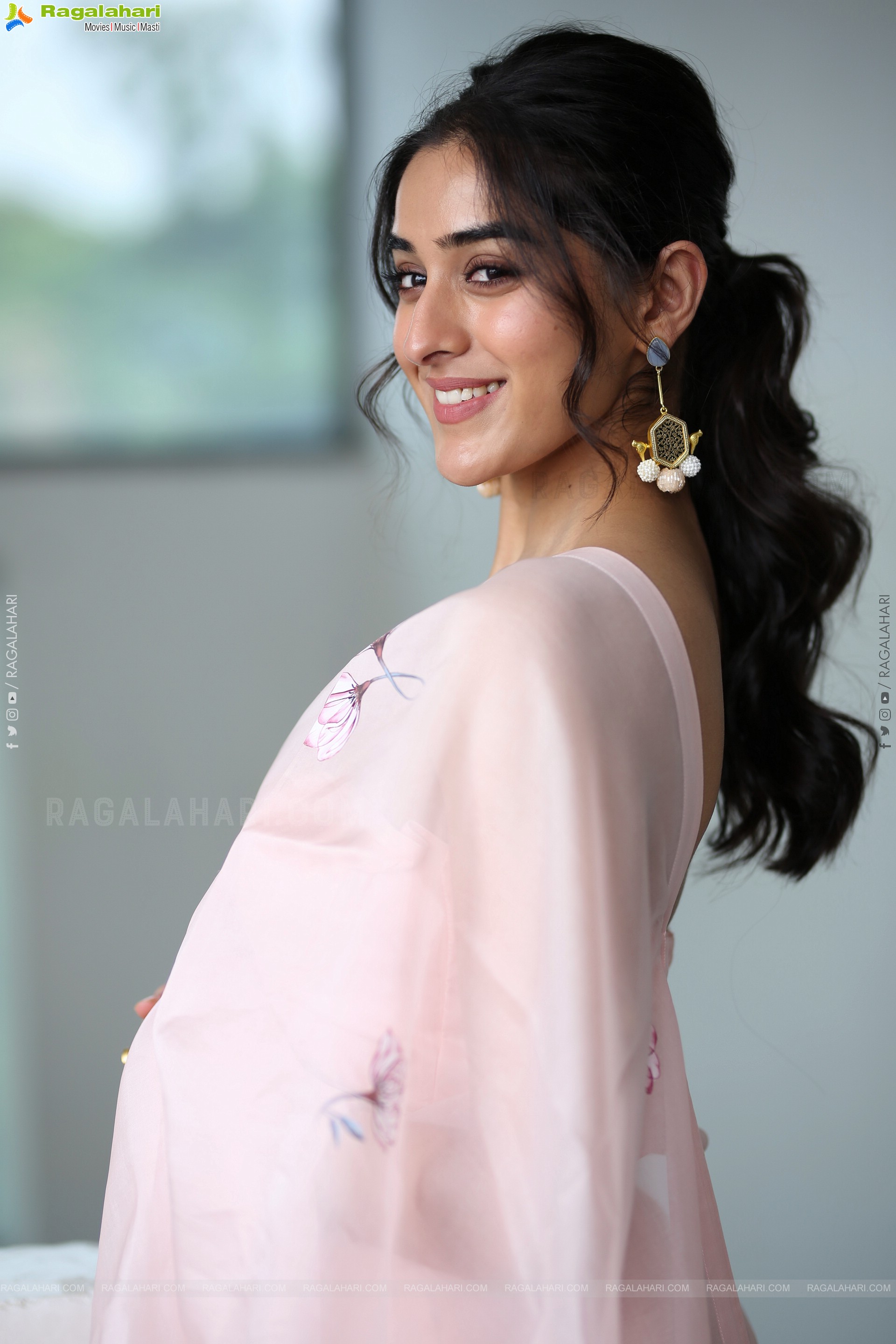 Sakshi Vaidya at Gandeevadhari Arjuna Interview, HD Gallery