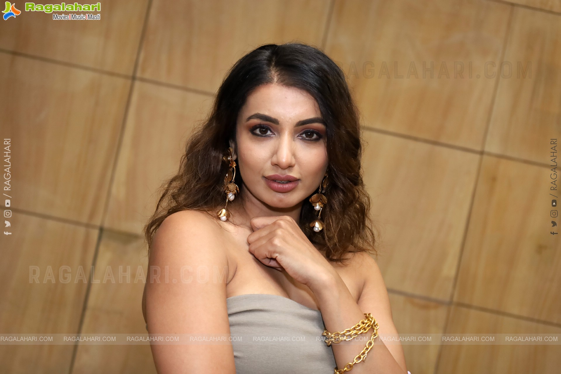 Tejaswi Madiwada at Sutraa Exhibition, HD Gallery