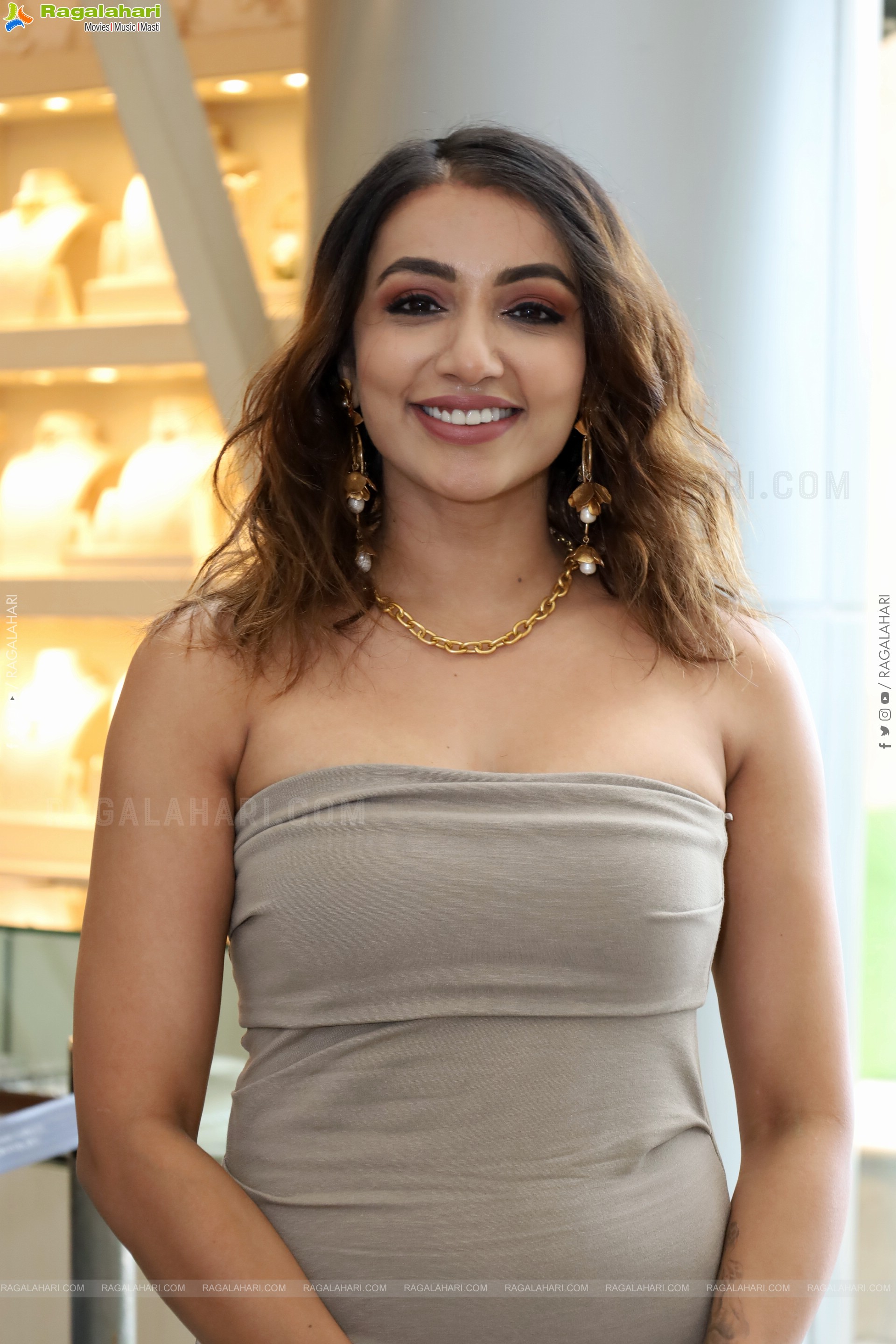 Tejaswi Madiwada at Sutraa Exhibition, HD Gallery