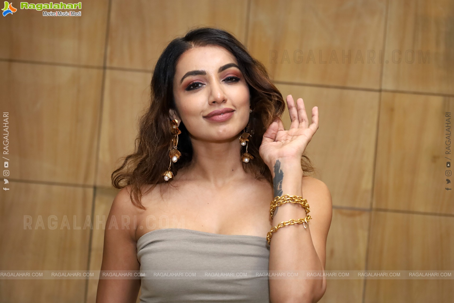 Tejaswi Madiwada at Sutraa Exhibition, HD Gallery