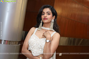 Prachi Thaker stills in white dress, HD Photo Gallery