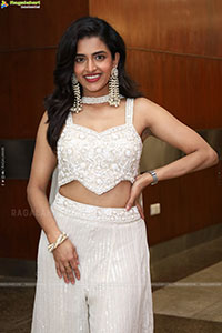 Prachi Thaker stills in white dress, HD Photo Gallery