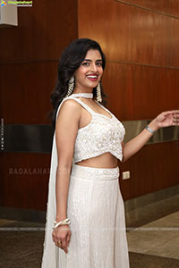 Prachi Thaker stills in white dress, HD Photo Gallery