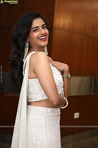 Prachi Thaker stills in white dress, HD Photo Gallery