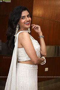 Prachi Thaker stills in white dress, HD Photo Gallery