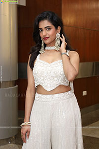 Prachi Thaker stills in white dress, HD Photo Gallery