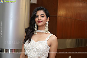 Prachi Thaker stills in white dress, HD Photo Gallery