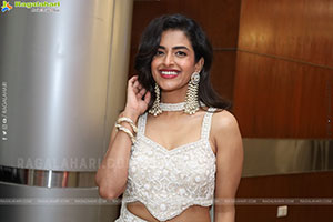 Prachi Thaker stills in white dress, HD Photo Gallery