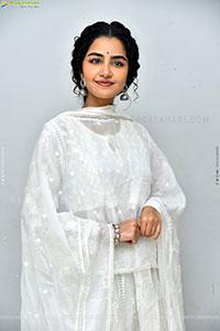 Anupama Parameswaran at Paradha Thank You Meet, HD Gallery 