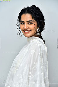Anupama Parameswaran at Paradha Thank You Meet, HD Gallery 