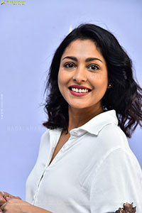 Madhu Shalini Latest Stills, HD Gallery 