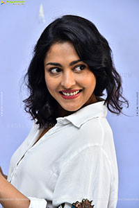 Madhu Shalini Latest Stills, HD Gallery 