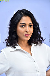 Madhu Shalini Latest Stills, HD Gallery 