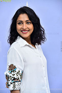 Madhu Shalini Latest Stills, HD Gallery 