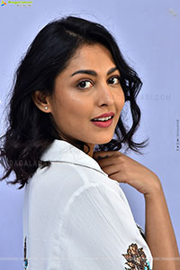 Madhu Shalini Latest Stills, HD Gallery 